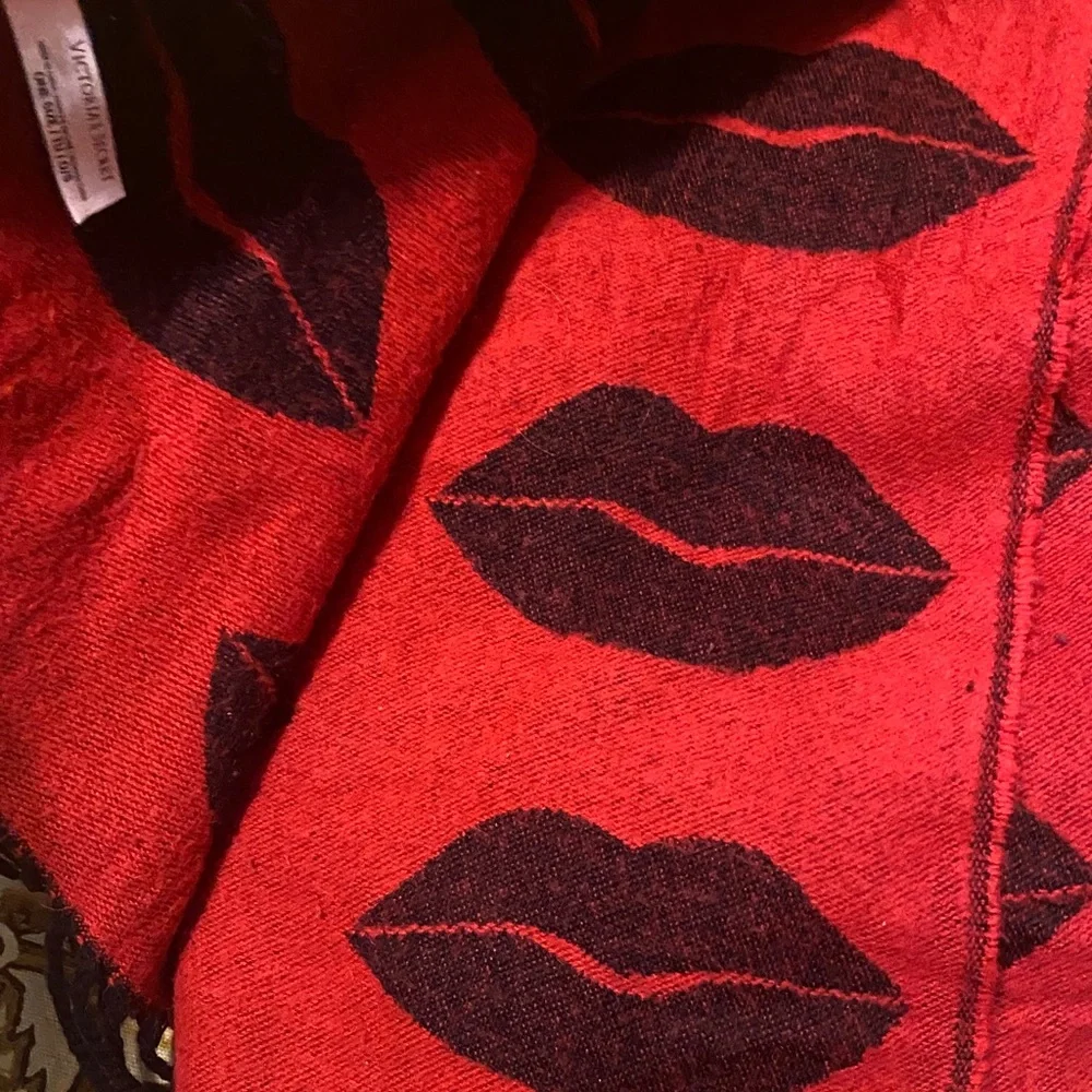 VICTORIA'S SECRET Acrylic Throw Blanket Red & Black Kisses 50 x 60 Fringed 2017